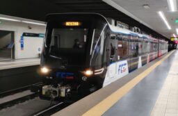 L'elettrotreno CT1-001 (serie CT0), in sosta alla stazione di Giovanni XXIII della Metropolitana